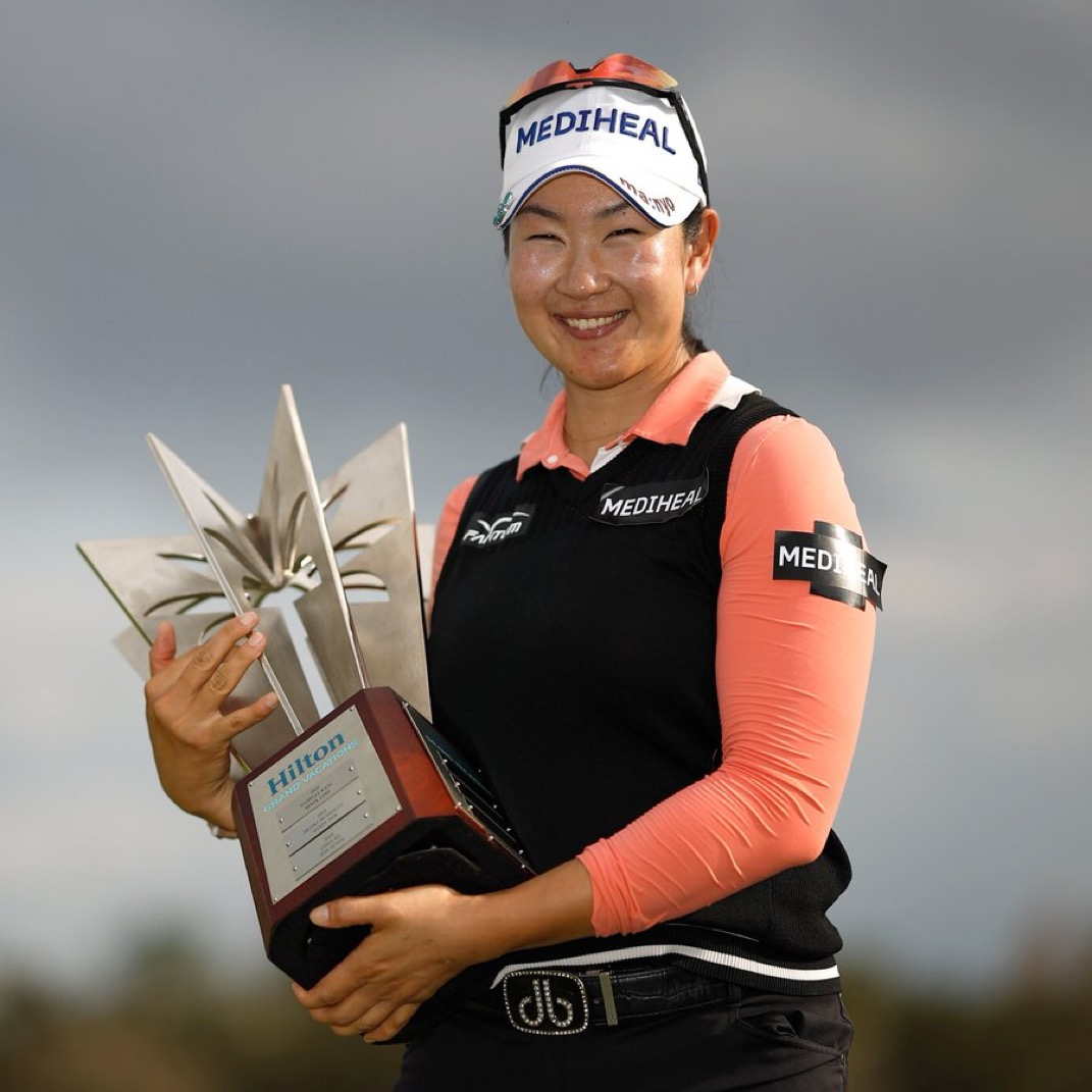 Hilton Grand Vacations TOC Champion A Lim Kim holding trophy made by Malcolm DeMille
